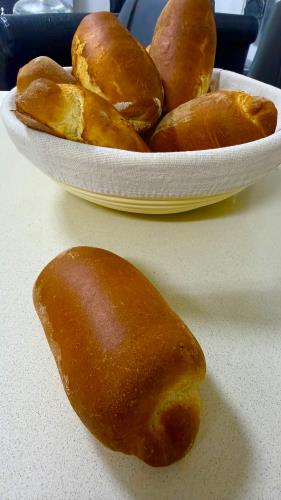 לחמניות בריוש זהובות – פריכות מבחוץ ורכות מבפנים