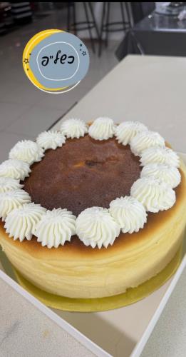 ‏עוגת גבינה אפויה ללא גלוטן כשרה לפסח בזילוף קצפת גבינה