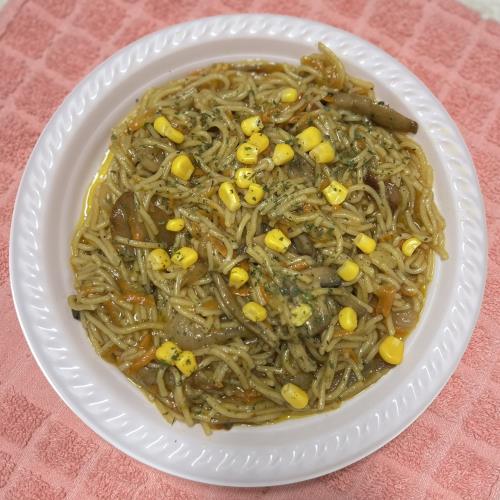 איטריות עם ירקות ופטריות מנה אסייאתית וטעימה.