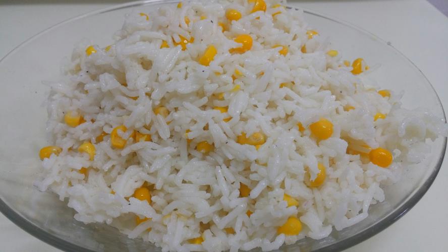 אורז עם בצל מטוגן ותירס 