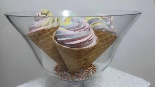 גביעי גלידה בטעם חלבה עם קצפת בצבעי קשת