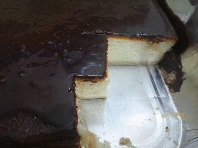 עוגת גבינה אפויה עם תחתית בצק פריך וציפוי שוקולד (: