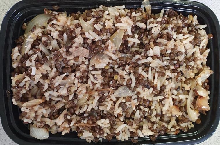 אורז עם עדשים שחורות ובצל מטוגן