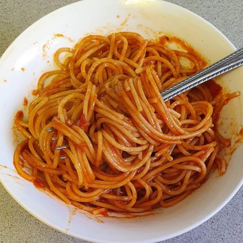 ספגטי ארוך ברוטב עגבניות טעים
