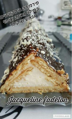 עוגת ביסקוויטים פירמידה במילוי גבינה וציפוי גנאש שוקולד מריר 