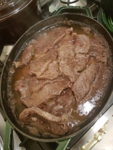 בשר עם עלי סלרי בבישול איטי