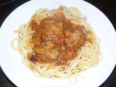 ספגטי עם קציצות בשר ברוטב עגבניות