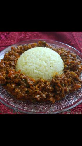 אורז עגול עם תבשיל בשר טחון