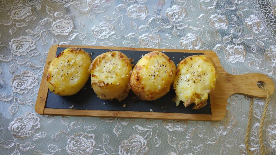 תפוחי אדמה בחמאה ופרמז'ן