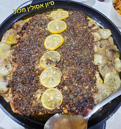 דג סלמון עם פרוסות לימון אגוזים ופרוסות תפוחי אדמה