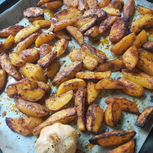 תפוחי אדמה מתובלים ואפיים בתנור