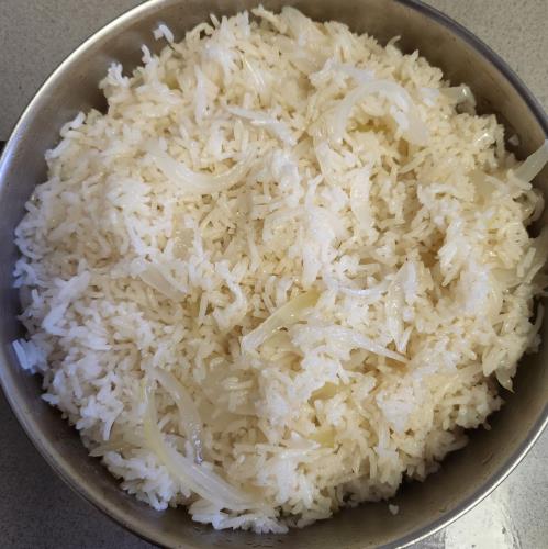 אורז לבן עם רצועות בצל