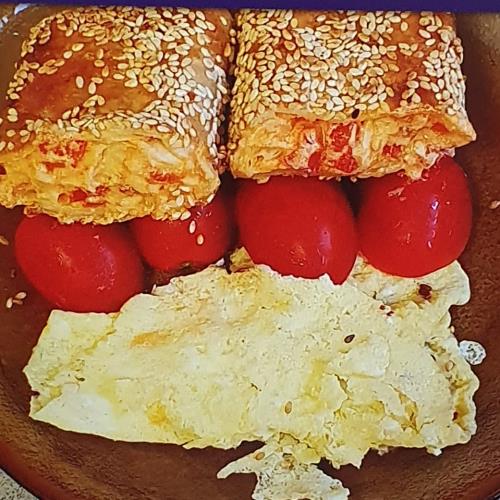 טורטיות בציפוי ביצה ושומשום במילוי רוטב פיצה גבינות ופלפל אדום