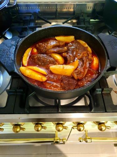 בשר וסירות תפוחי אדמה בבישול איטי מתכון של חברתי מלי מאירובי