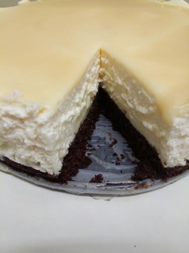 עוגת בראוניז ומוס קצפת בציפוי שוקולד לבן מתקתק