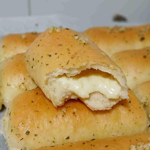 לחמניות במילוי גבינה צהובה 