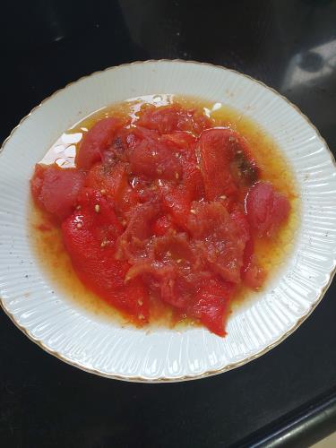 סלט פלפלים אדומים ועגבניות קלויים בתנור בסגנון ספרדי