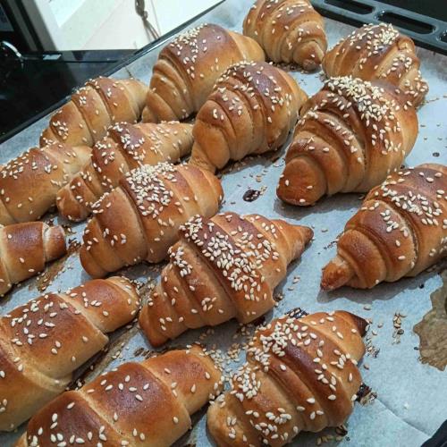 לחמניות מתוקות בצורת קרואסון.