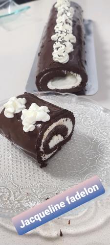 רולדות במילוי קרם גבינת שמנת ושוקולד לבן  וציפוי גנאש שוקולד 