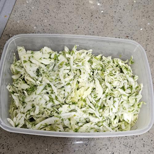 סלט כרוב לבן עם...