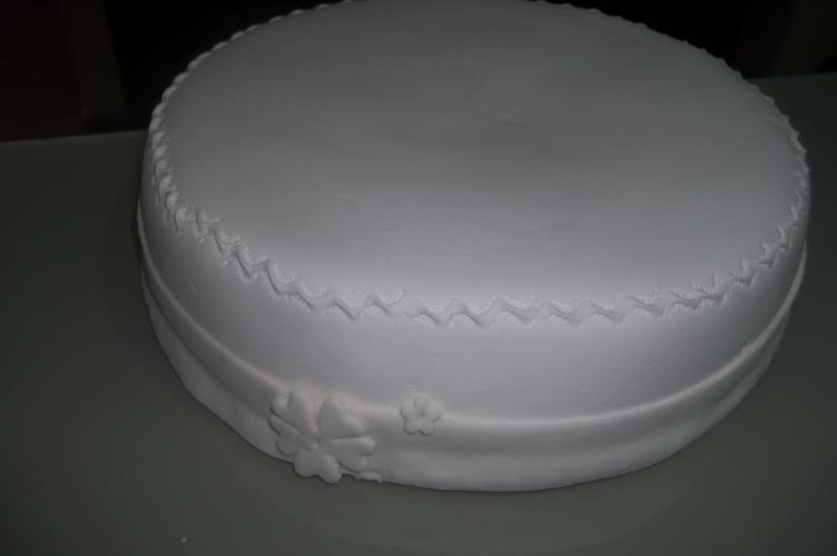 עוגת אגוזים מיוחדת. אומנות  ויצירה    בציפוי  בצק שוקולד לבן חגיגית מדהימה 