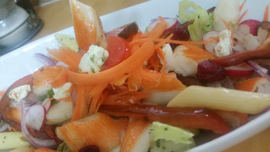 סלט פסטה ירקות גבינה וסורימי מעדן בקלי קלות 