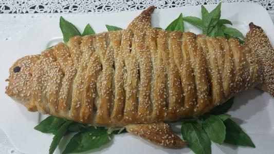 מאפה בצורת דג במילוי בשר וצנוברים