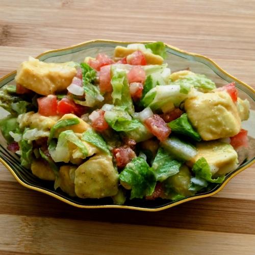 סלט אבוקדו עם חסה, עגבניה ובצל