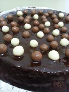 עוגת שוקולד עם ציפוי גנאש וקישוט קליק