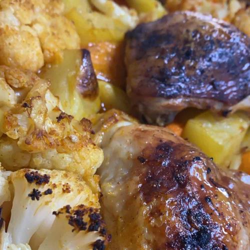 עוף בתנור עם תפוחי אדמה בטטה וכרובית