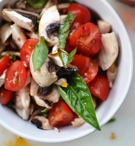 סלט בריאות איטלקי בפטריות, עגבניות שרי, ריחן וצנוברים 
