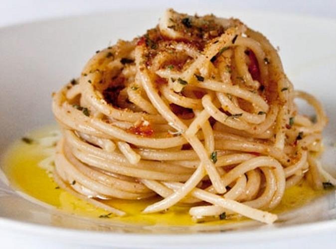 ספגטי אליו-אוליו פיקנטי איטלקי בשום ועשבי תיבול 