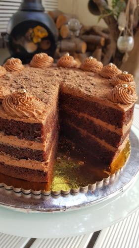 עוגת שוקולד בשכבות קרם שנטילי וליקר אספרסו