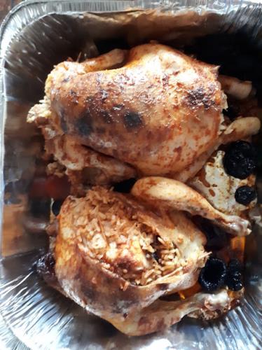 עוף בתנור ממולא באורז חמוציות ורימונים