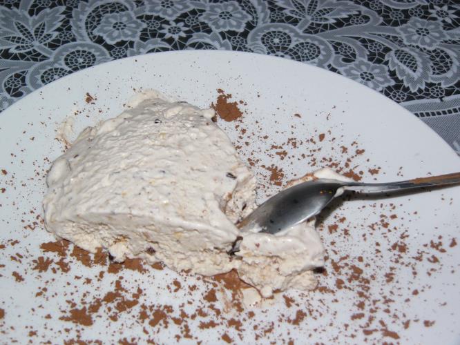 עוגת גלידה של קציפיות מרנג ואגוזים