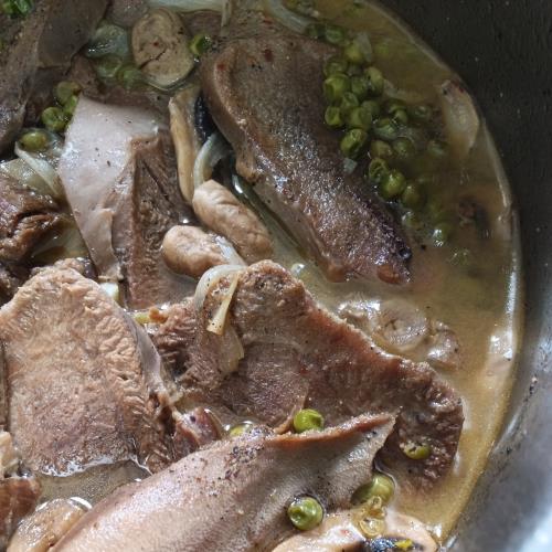 פרוסות לשון בקר עם אפונה ופטריות🥩
תבשיל שהוא פשוט מעדן!