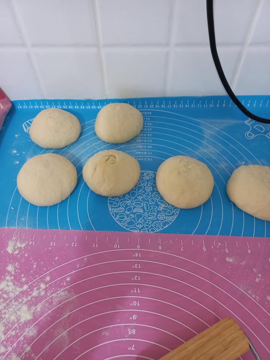 הכנת כדורים מהבצק להכנת פיתות 